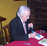 Jos Mara Otero, firmando ejemplares de su libro. (Foto: D. Rodrguez)