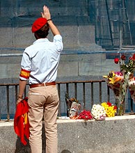 Un simpatizante de extrema derecha rinde homenaje a Franco, donde estaba la estatua ecuestre. (Foto: EFE)