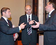 El presidente de la Comisin del Carmelo, Joan Boada (c), conversa con el presidente y director general de GISA, Ramon Serra (d), y Mateu Tersol, respectivamente.