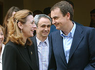 Pilar Manjn y Jos Luis Rodrguez Zapateri en la puerta de la sede de la asociacin. (Foto: EFE)