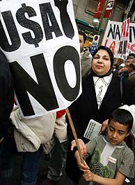 Un nio sujeta una pancarta contra EEUU. (Foto: REUTERS)