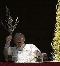El Papa saluda desde la ventana de su apartamento tras la misa del Domingo de Ramos. (Foto: AP)