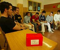 Grupo de alumnos de un colegio de Hospitalet. (Foto: Antonio Moreno)