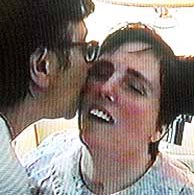 Terri Schiavo recibe un beso de su marido en una imagen tomada en 2001. (Foto: AP)