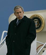 Bush, a su llegada a Washington para firmar la ley. (Foto: AP)
