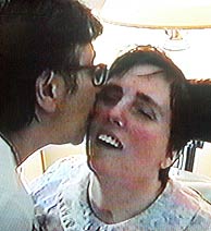 Schiavo recibe un beso de su madre en una imagen de 2001. (Foto: AP)