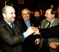 Fernando Huarte (dcha.), junto a Joaqun Almunia y Vicente lvarez Areces, en febrero de 2000. (Foto: EL MUNDO)