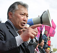 El antiguo lder de la oposicin kirguiz y ahora presidente en funciones, Kourmanbek Bakiev. (Foto: REUTERS)