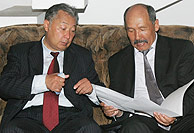 Bakayev, con el presidente del Parlamento, Ishenbai Kadyrbekov. (Foto: AP)