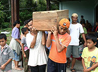 Ya han comenzado los primeros entierros de vctimas en la isla. (Foto: AP)