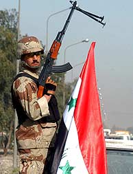 Un soldado iraqu vigila una de las carreteras que estn bloqueadas y que se encuentran cerca de la 'zona verde', donde se celebra la sesin del Parlamento. (Foto: EFE)
