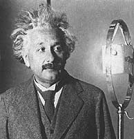 Albert Einstein, hablando por la radio. (Foto: RSEF)