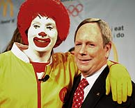 Jim Skinner, consejero delegado de McDonald's, junto al payaso Ronald. (Foto: REUTERS)