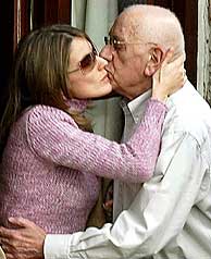 Letizia Ortiz y su abuelo, en una imagen de enero de 2004. (EFE)