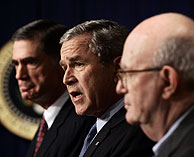 George Bush junto a los responsables del informe. (Foto: AP)