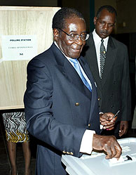 Robert Mugabe votando el pasado jueves. (Foto: EFE)