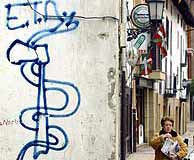 Pintada a favor de la banda en una calle de San Sebastin. (Foto: REUTERS)
