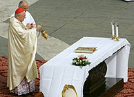 El cardenal Angelo Sudano, durante la celebracin de la misa. (Foto: AFP)