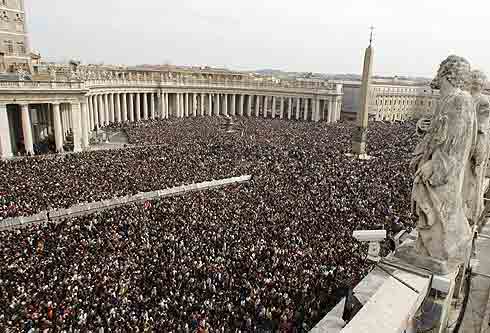 La plaza de San Pedro, abarrotada por miles de fieles. (Foto: AFP)