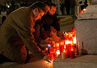 Decenas de personas han colocado velas frente a la estatua de Juan Pablo II de la catedral de La Almudena. (Foto: EFE)