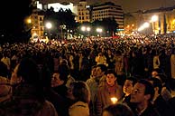 Centenares de personas, en la Plaza de Coln. (Foto: EFE)