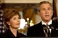 El presidente de EEUU, George W. Bush, comparece junto a su mujer, Laura, tras la muerte del Papa. (Foto: Reuters)