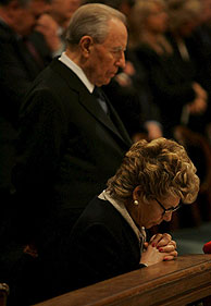 El presidente italiano Carlo Azeglio Ciampi y su esposa rezando por el Papa. (Foto: EFE)