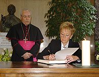 Mara Teresa Fernndez de la Vega firma en el libro de condocencias del nuncio. (Foto: EFE)