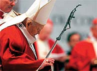 Juan Pablo II, con gesto cansado, celebrando en 2000 una misa en la baslica de San Pedro. (Foto: EPA)