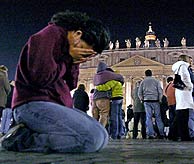 Miles de fieles lloran al Papa. IMÁGENES EN EL MUNDO | LA DESPEDIDA EN ESPAÑA (Foto: EFE)
