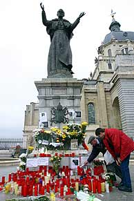 La estatua de Juan Pablo II en La Almudena. (Foto: AP)