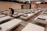 Varias camas preparadas en el recinto ferial de Roma para los peregrinos. (Foto: EFE)