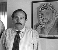Fernando Huarte, junto a un retrato de Arafat. (Foto: Isaac Rubio)