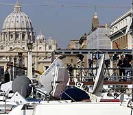 El Vaticano se ha convertido en un gran plat de televisin. (Foto: AP)