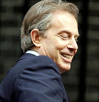 Blair, a su salida de Downing Street. (Foto: REUTERS)