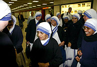 Las Hermanas de la Caridad, entre los mltiples pasajeros de Fiumicino. (Foto: EFE)