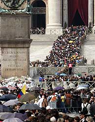 Miles de fieles esperan para entrar al templo. (Foto: REUTERS)