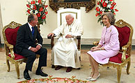 Los Reyes con el Papa en una de sus visitas a Espaa. (Foto: EFE)