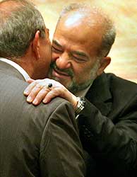 Al Yafari abraza al hasta ahora primer ministro, Alaui. (Foto: AP)