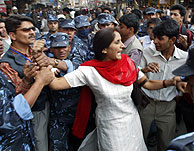 La Policía detiene a una manifestante. (Foto: Reuters)