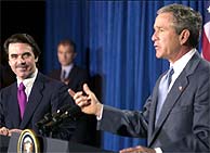 Aznar y Bush, en una comparecencia pública en febrero de 2003. (Foto: EFE)