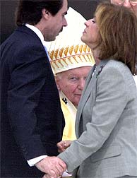 Aznar y Ana Botella charlan ante la atenta mirada de Juan Pablo II en su visita a España en 2003. (Foto: Ayma)