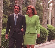 Jose María Aznar y Ana Botella, durante su primer paseo por los jardines de la Moncloa en 1996. (Foto: J. Ayma)