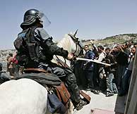 Un polica montado controla a un grupo de manifestantes. (Foto: Reuters)