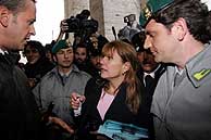 Las Fuerzas de Seguridad disuaden a Barbara Blaine cuando intentaba iniciar la protesta. (Foto: AP)