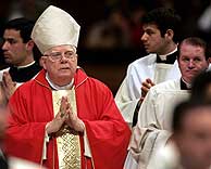 El cardenal Bernard Law durante la homilía. (Foto: REUTERS)