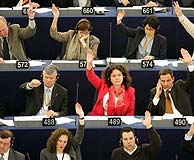Varios eurodiputados durante la votacin. (Foto: EFE)