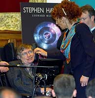 Hawking, junto a su mujer, en la presentacin del libro. (Foto: EFE)