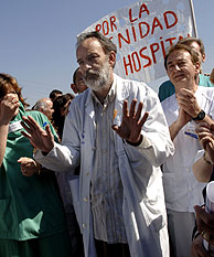 Luis Montes, ex responsable del servicio de Urgencias del hospital, durante una concentracin. (Foto: EFE)