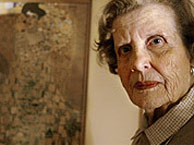 Maria Altmann, frente a un cuadro de Klimt. (Foto: AP)